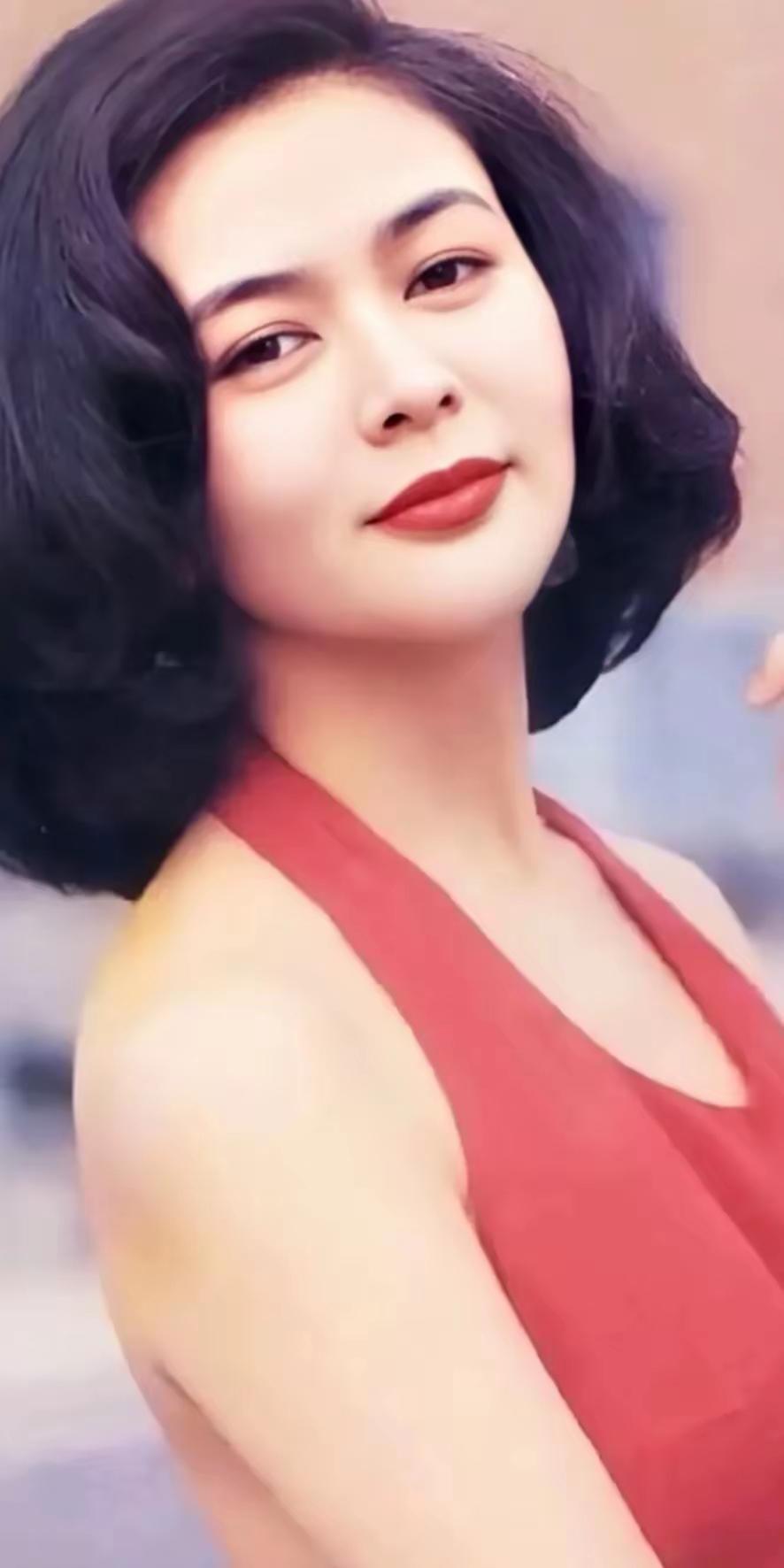 年轻时的关之琳有多美？天皇巨星刘德华满眼温柔的看着她，“我真的以为会和她结婚 ，