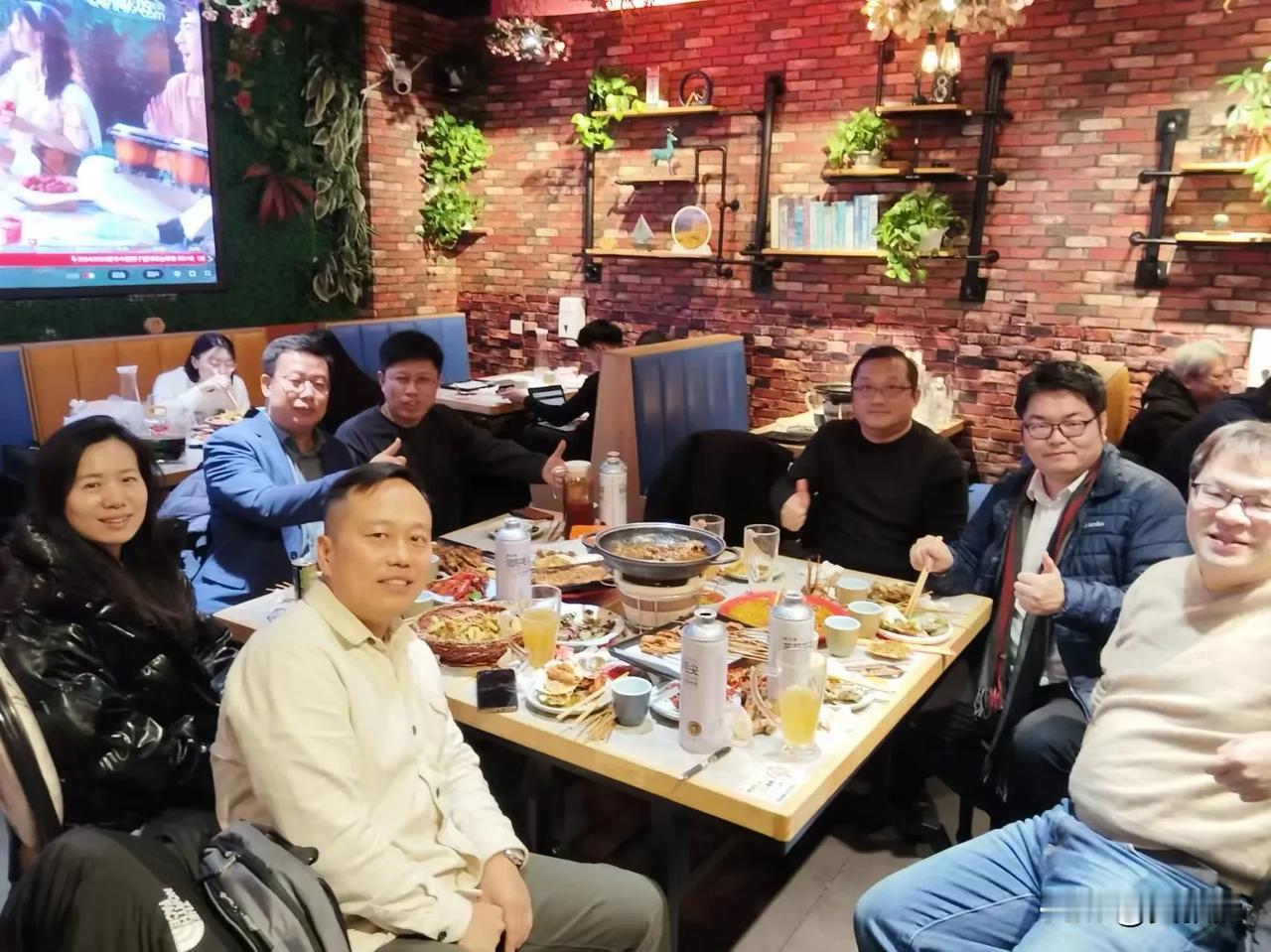 今晚撸串
有著名军事评论员东旭
还有今日头条百万粉丝大V
旁边有桌撸串的朋友，居