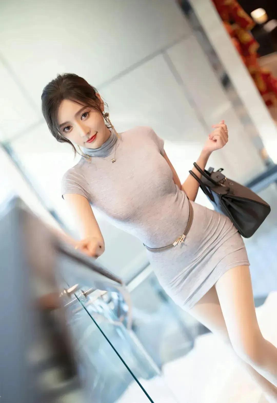女神瑶瑶，灰色连体衣裙展示。身材一流