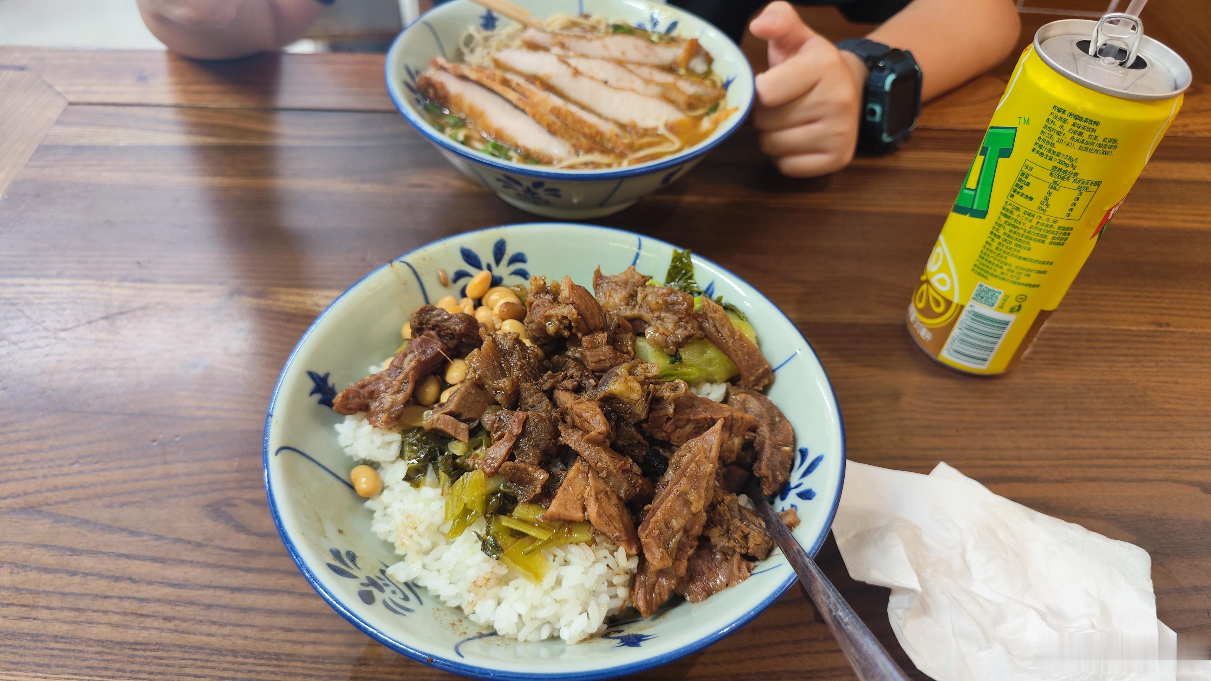 女人负责上班，男人跟小孩负责吃路边摊。美食