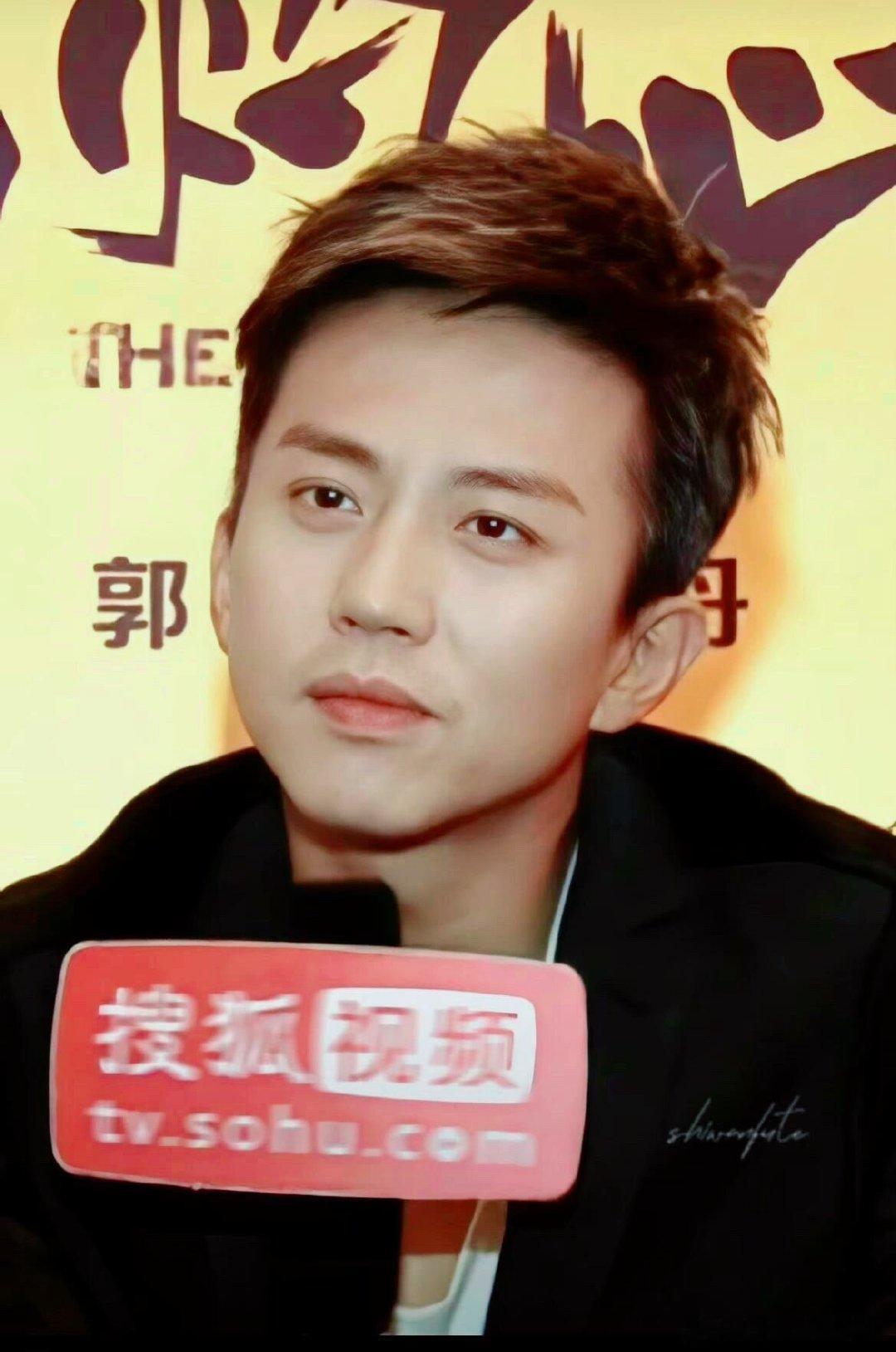 邓超真是内娱少有的又帅又好笑的，正经起来能帅晕人，搞笑起来能笑晕人，这种反差感谁