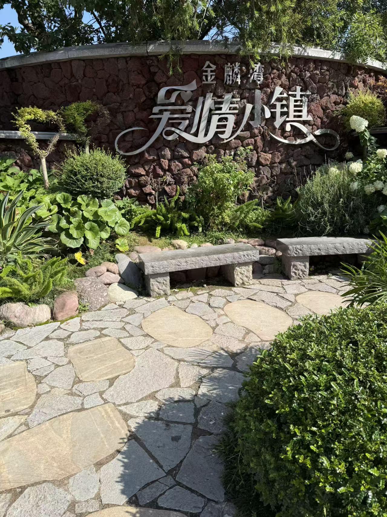 金麟湾爱情小镇 

离曲靖市区仅3公里的欧式浪漫度假区，主打“蓝天白云下的童话城