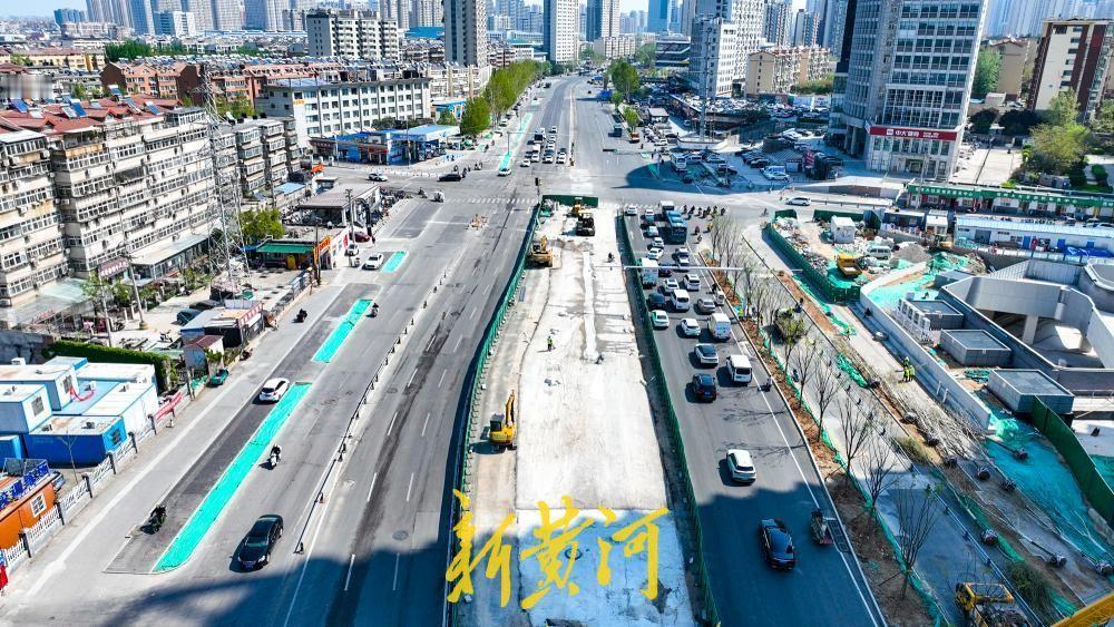 4月7日，在济南地铁6号线七里河路南口站附近的工业南路，因地下站点建设需要而封闭