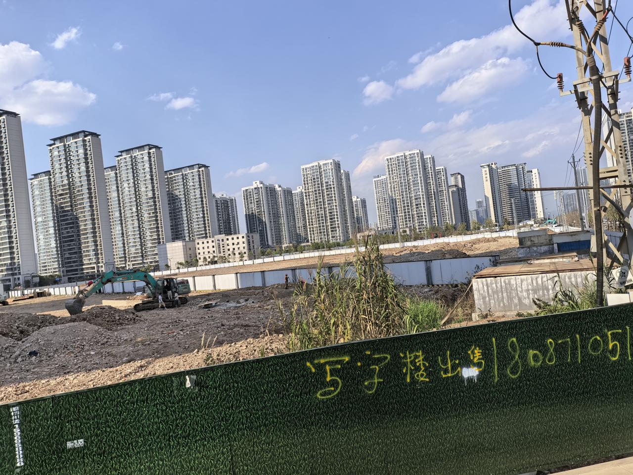 巫家坝保利堂悦边上的这所高中部学校正在施工作业。这也是巫家坝唯一一个在施工的高中