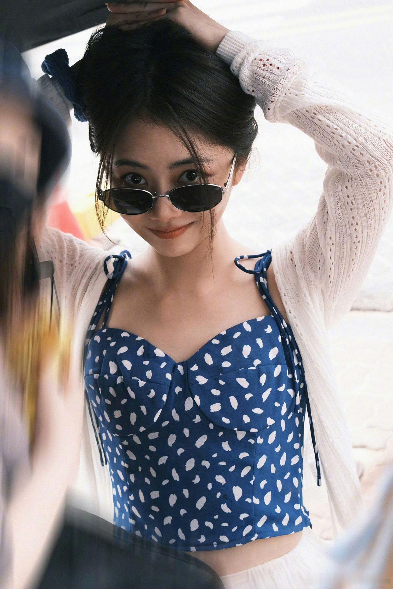 #谭松韵蓝色碎花小吊带##谭松韵沙滩度假照# 谭松韵分享度假明信片，蓝色碎花小吊