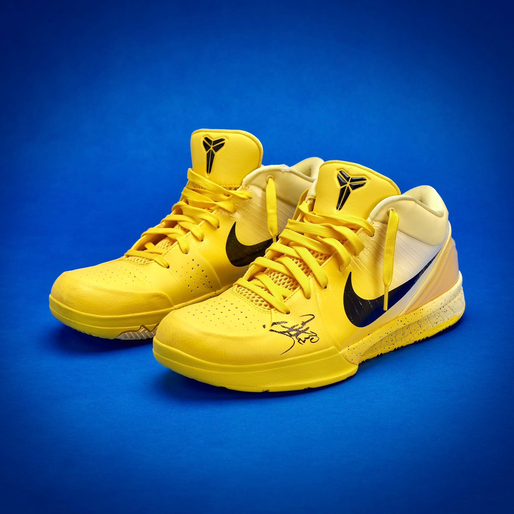 库里将自己的球鞋拿出来拍卖，其中包括穿搭上脚、热身训练和比赛穿着的球鞋，还不乏稀