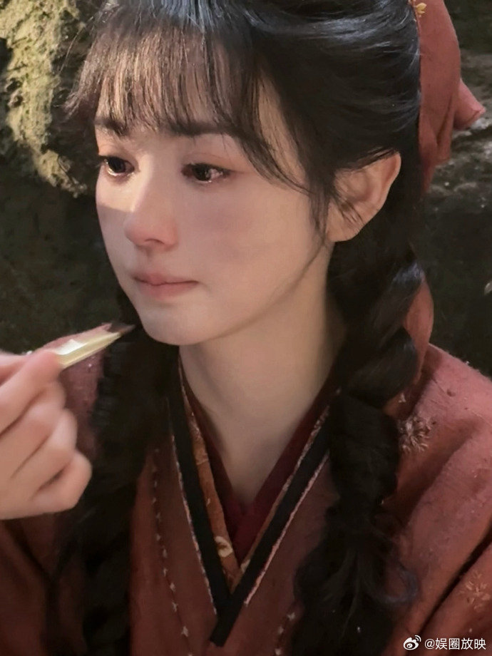 小花猫田曦薇田曦薇在cos小花猫 樊长玉cos一只受伤垂耳的小花猫。泪痣带湿，鼻