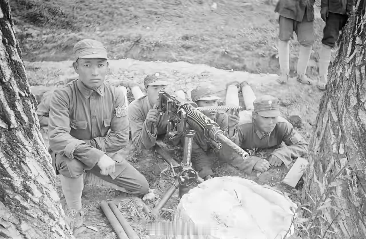 1944年，延安。进行军事训练的八路军，都是剿自鬼子的武器。图一摆弄望远镜的军官