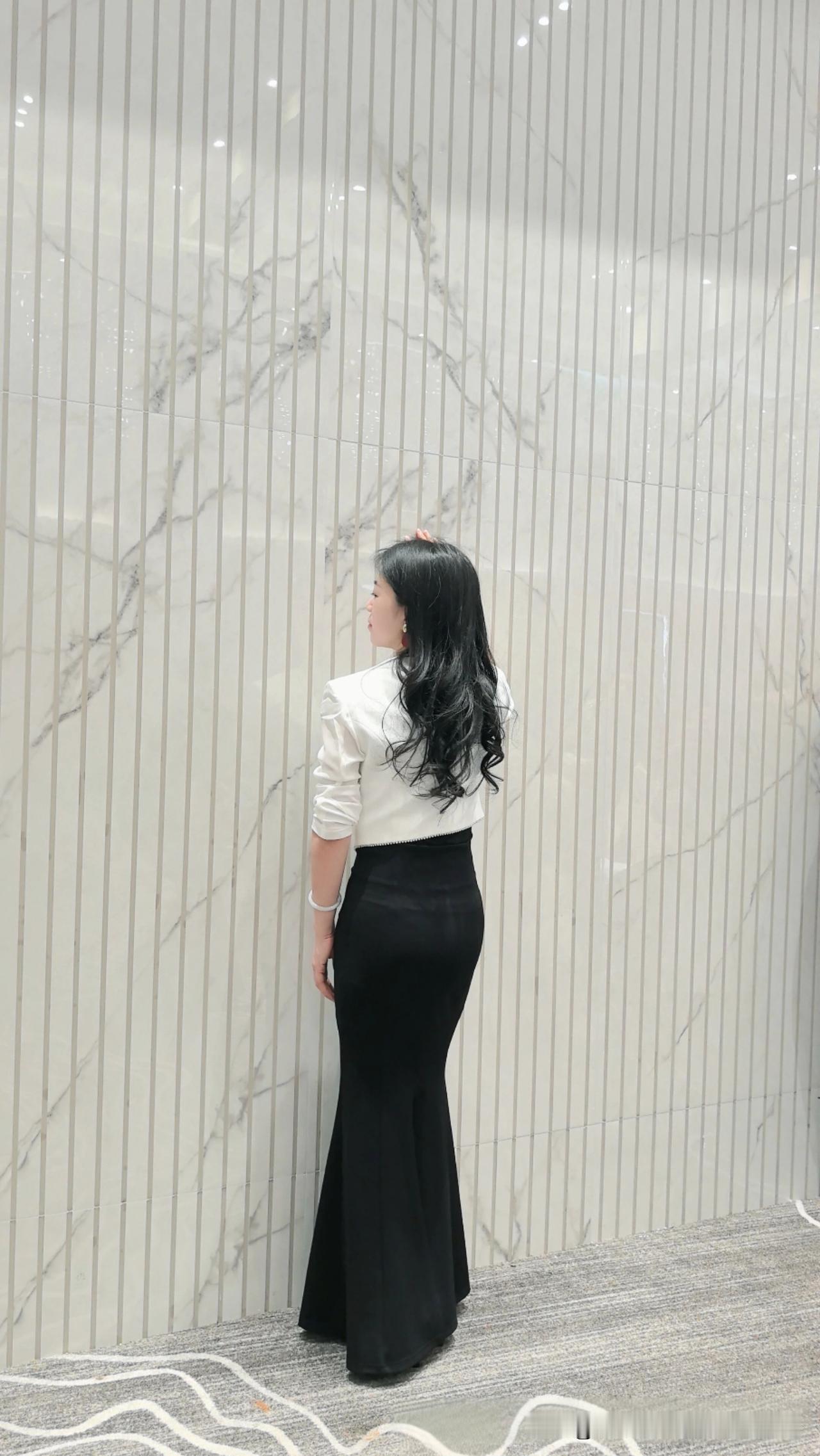 什么样的穿搭可以成为气质女神?背影杀看看气质女神的穿着搭配吧 为何40岁的女人更