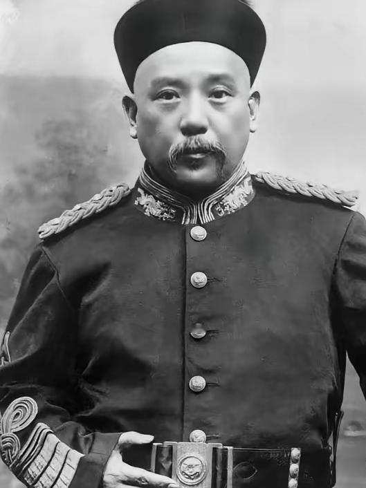 据袁世凯贴身侍卫陶树德回忆：袁世凯每天5点起床后，先喝鸡汤、牛肉汤开胃；7点左右