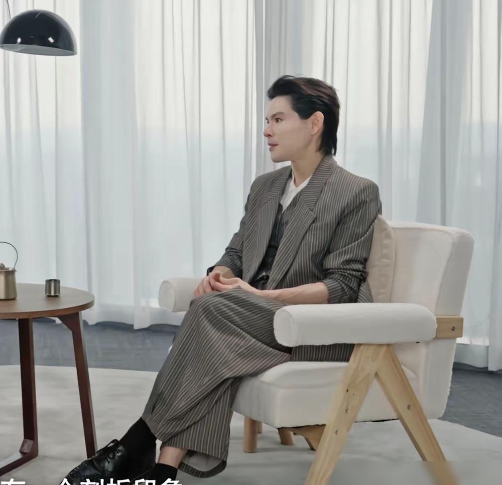 这话能信吗？
向佐刚发了新采访。
本意是澄清，结果粉丝更破防了，路人反倒有点