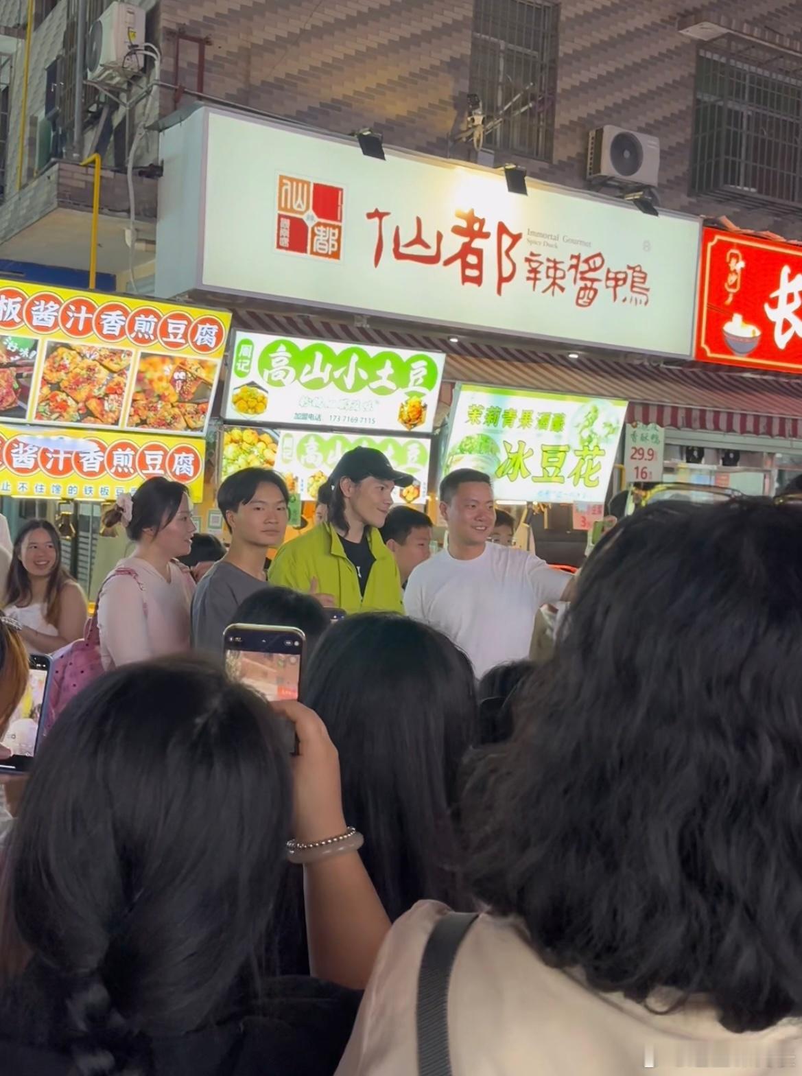 #向佐被路人包围# 向佐现在是越来越🔥了啊，吃个夜宵被这么多路人包围求合照，他