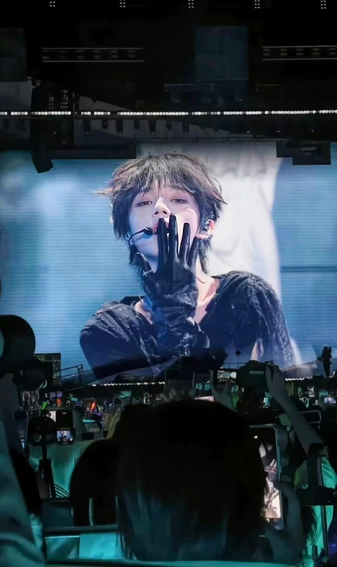王橹杰泡泡更新他在凌晨发“Because of all your love”，没
