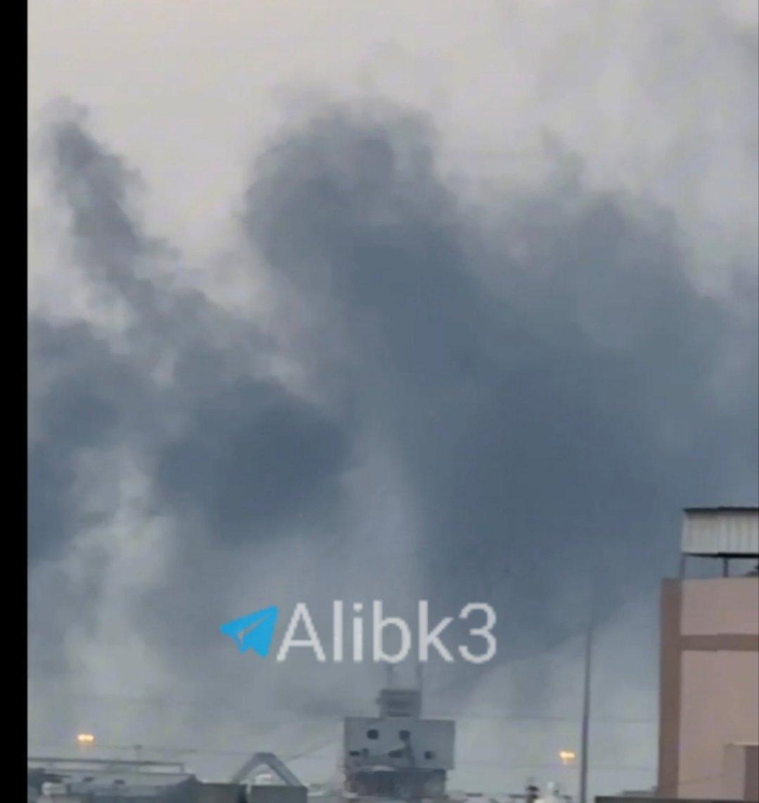 与此同时，巴林上空持续升起滚滚浓烟及“烟花秀”。何天恩海外新鲜事