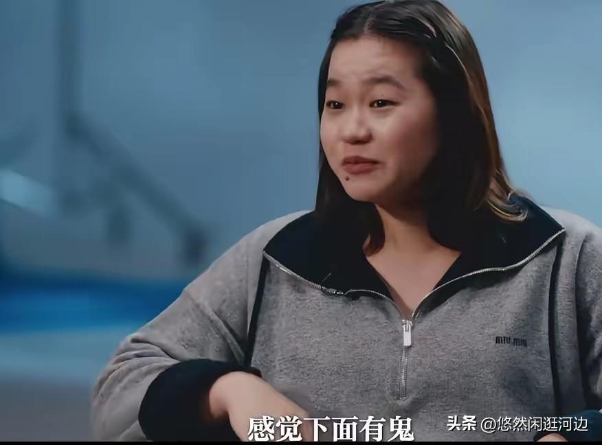 快被全红婵笑死了。
接受采访她是完全不按套路来。主持人问他，从10米高台跳下来，