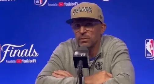 离间计启动！NBA总决赛G2将在明天开赛，而首场大败的独行侠主帅基德在赛前采访时