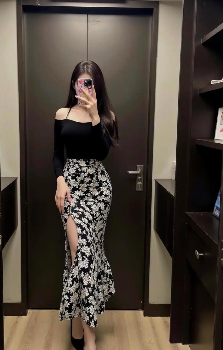 你说是裙子好看，还是这女孩子长得好？

裹臀高腰碎花短裙，配紧身黑吊带，把曼妙玲
