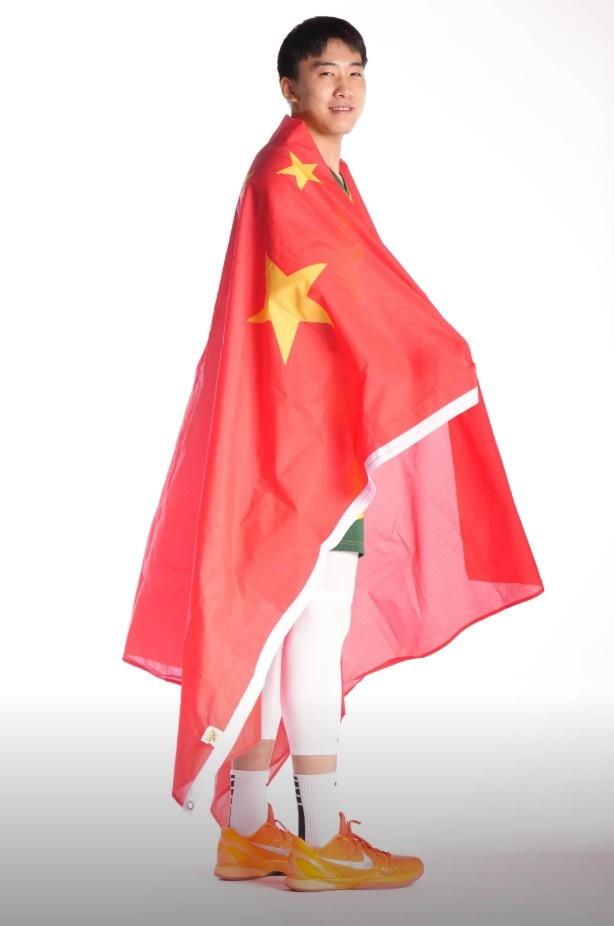 王俊杰NCAA定妆照披国旗可能引发争议，不是他不配，而是NBA前景就此暗淡

王
