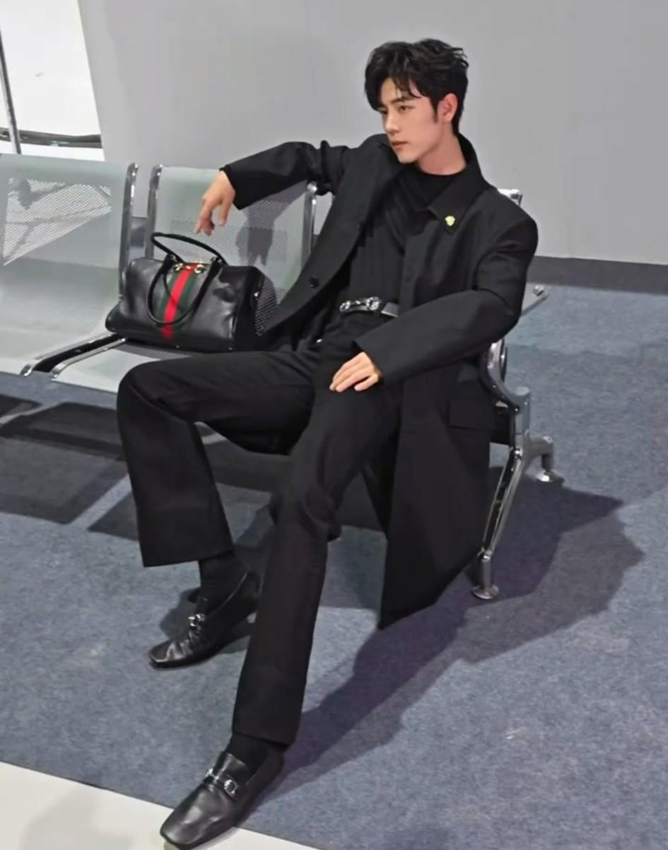 又被肖战耍了
他穿的这条gucci裤子
裤长120厘米，脚上一个薄底鞋，居然不拖