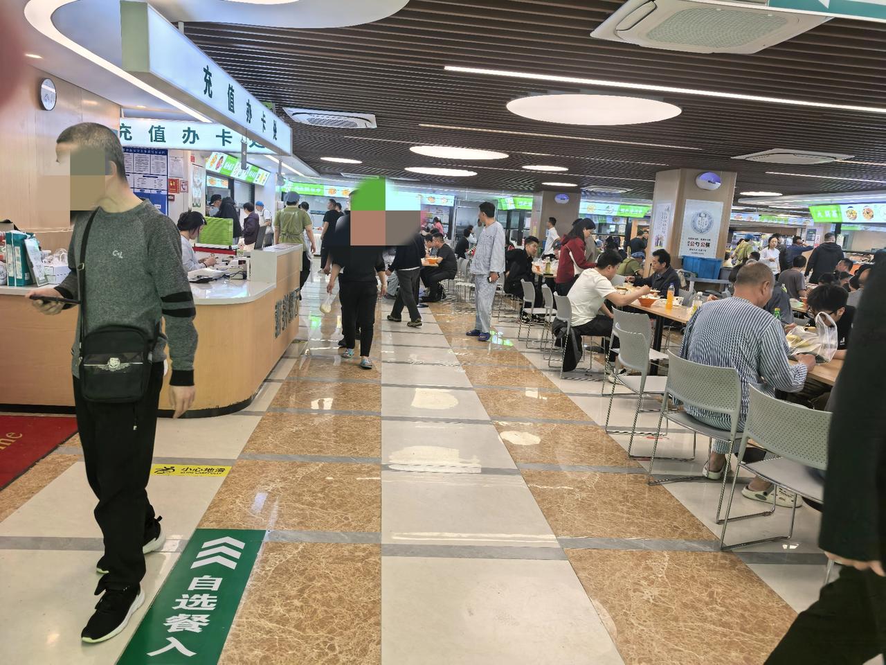 吃饭的有陪护病人及家属，也有刚下手术、匆匆扒两口的医生护士。大家端着热饭找空位，