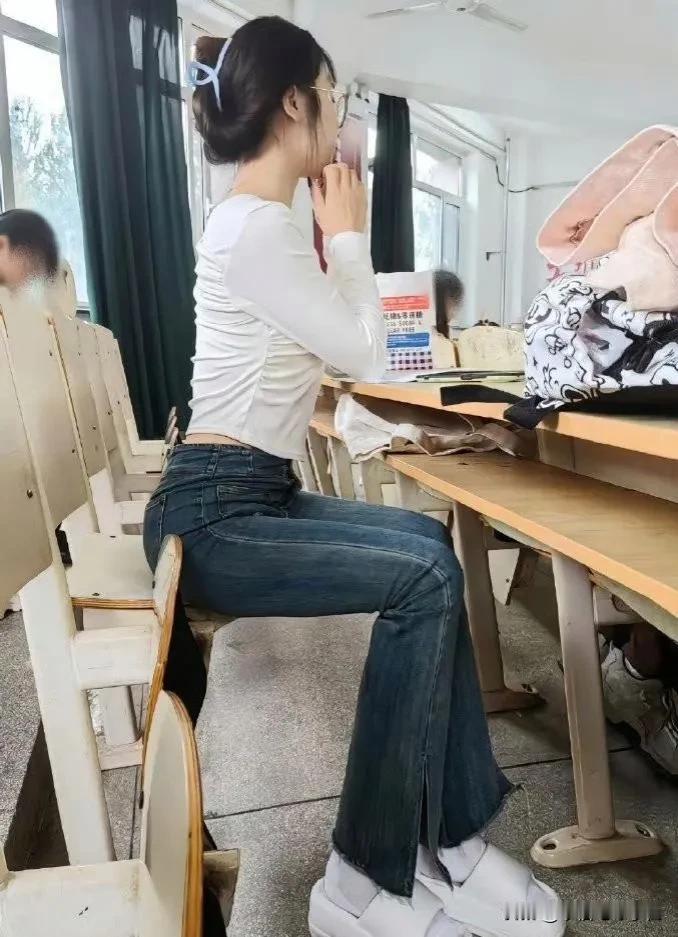 青春年华，白衣飘飘。