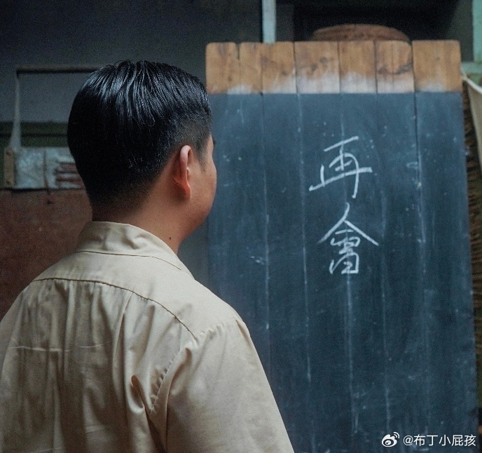 遗憾总有 可种下的树 转过的山 眉间发丝裹进的风沙是真的别离总有 可当时彼此握住