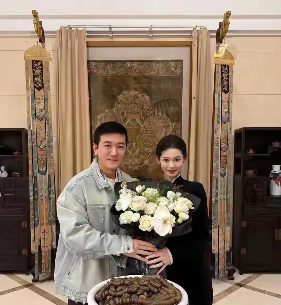 杨子有新女友了，不知道黄圣依怎么想。
杨子婚变