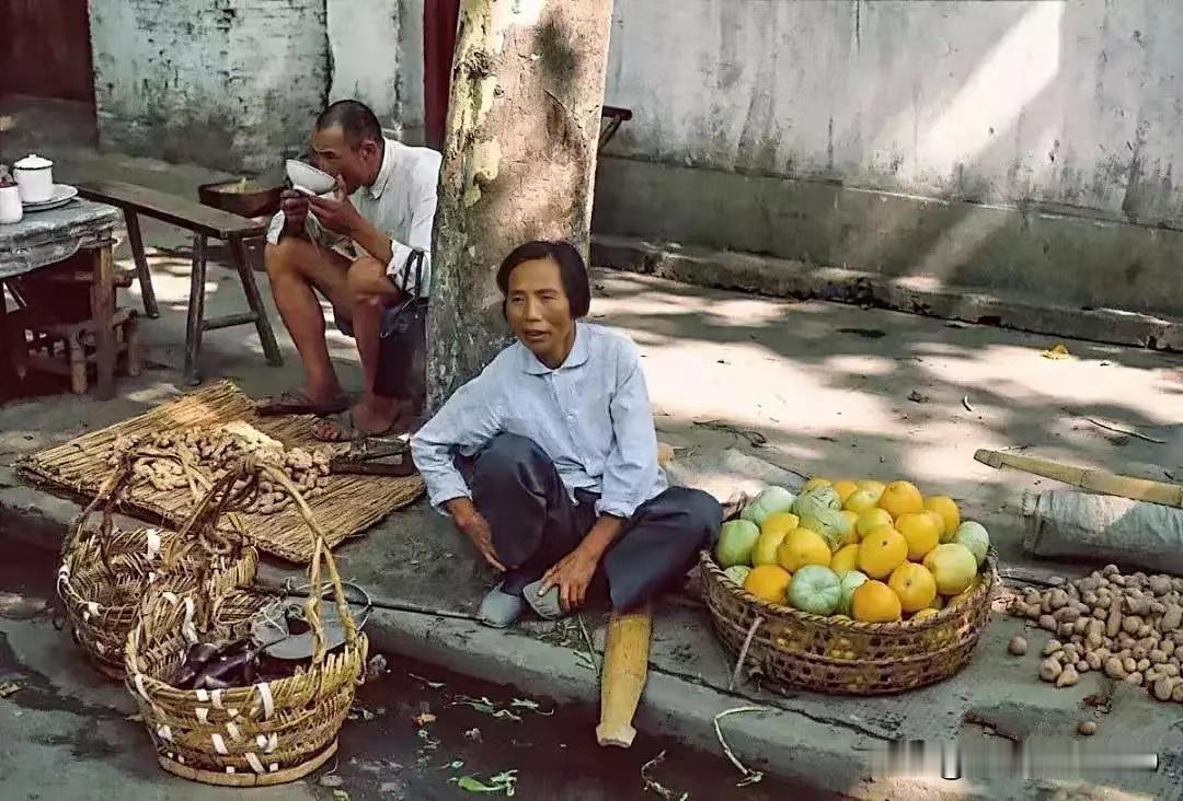 这张照片摄于八十年代，画面是乔司镇街上卖香瓜的奶奶。想来她如今已离世，即便尚在，