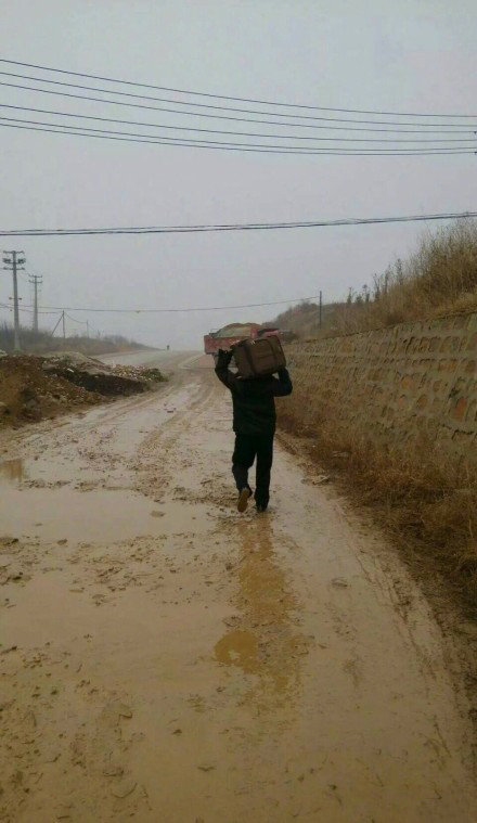 网友投稿：我爸，怕我行李箱脏了，就一路扛到车站… 
