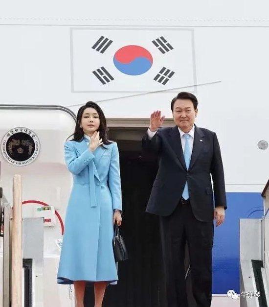 冲冠一怒为红颜，尹锡悦的悲惨遭遇与第一夫人金建希脱不了干系。
金建希很高调，不懂