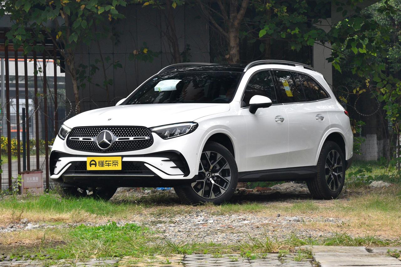 长久以来，我对奔驰这一品牌始终怀有特殊的情感与偏爱。在我的儿时记忆里，“大奔”往