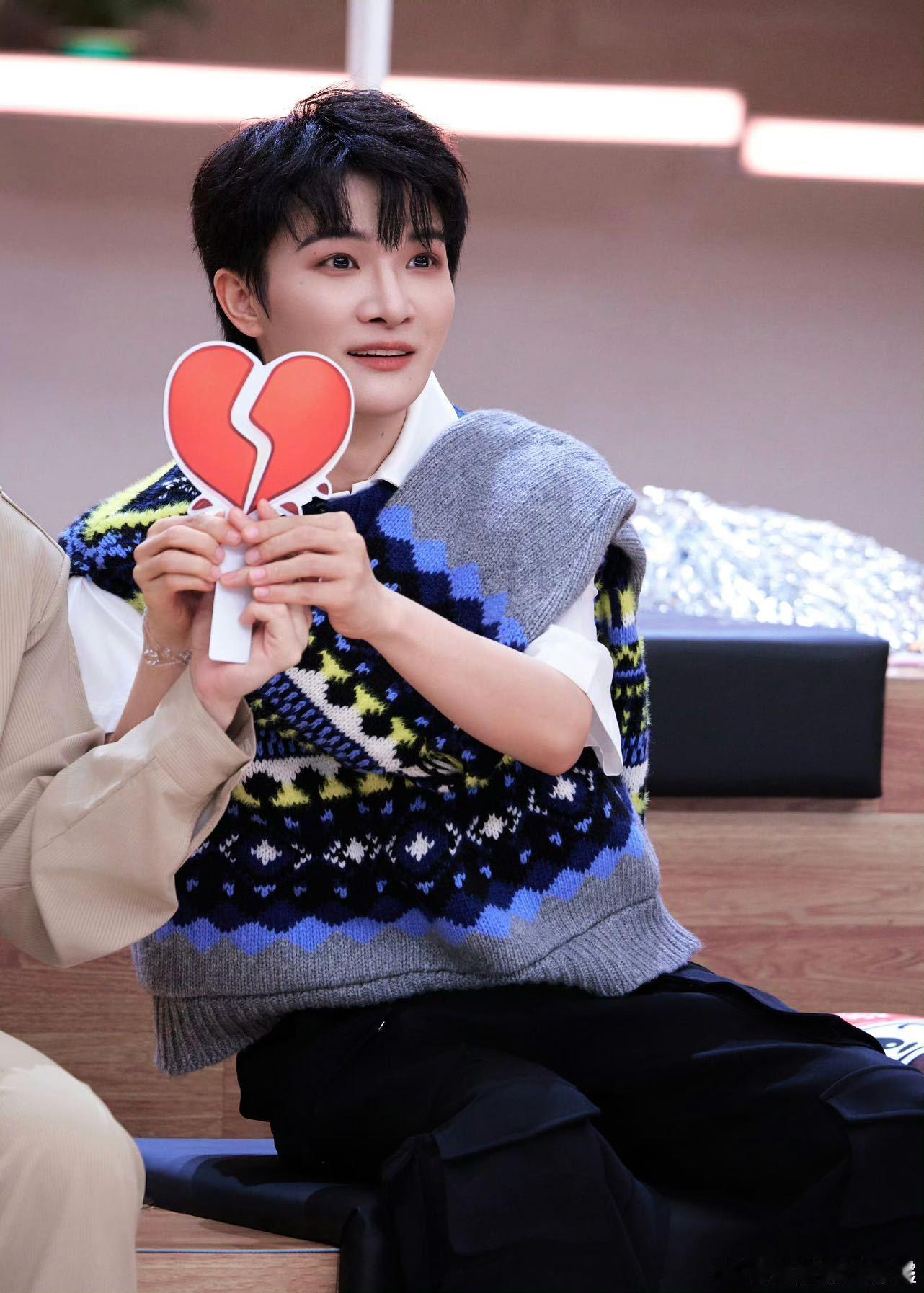 在膜拜“卷王”的同时，也想说一句：周深老师，请一定照顾好身体！我们还想听你唱很多