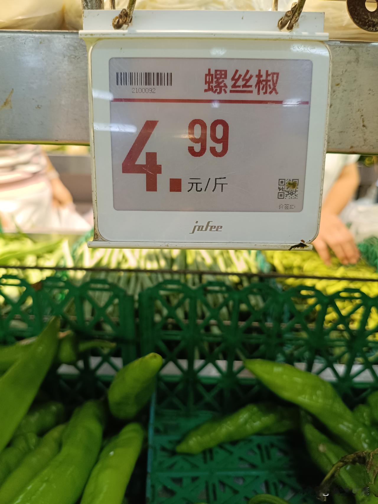 辣椒怎么这么贵呢？
不管是辣的和不辣的，动辄就是4、5块钱一斤。
我看超市辣椒这