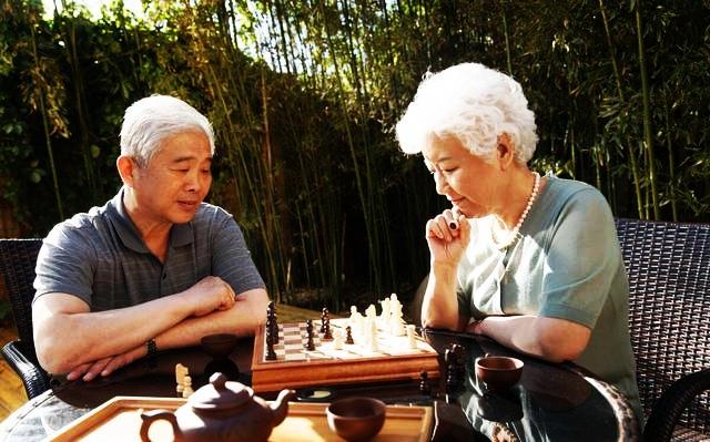 我老伴天天做的3件“养生事”，医生看了直皱眉：很多老人都在错着坚持。
 
上个月