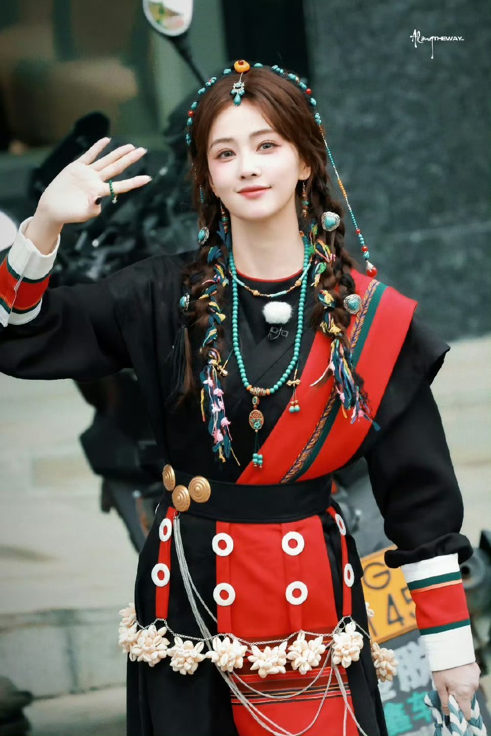 白鹿今天奔跑吧上班路透，在转圈的民族风小公主 ​​​