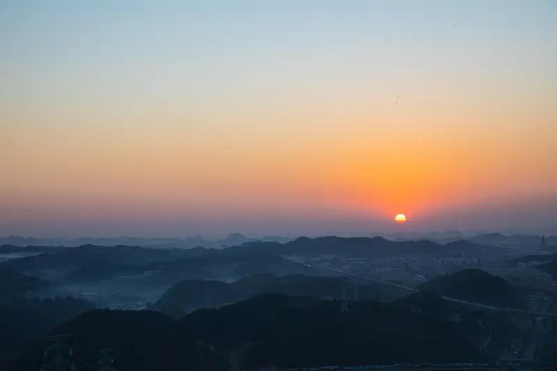 上联，水中观月色，诚邀下联山上看日出