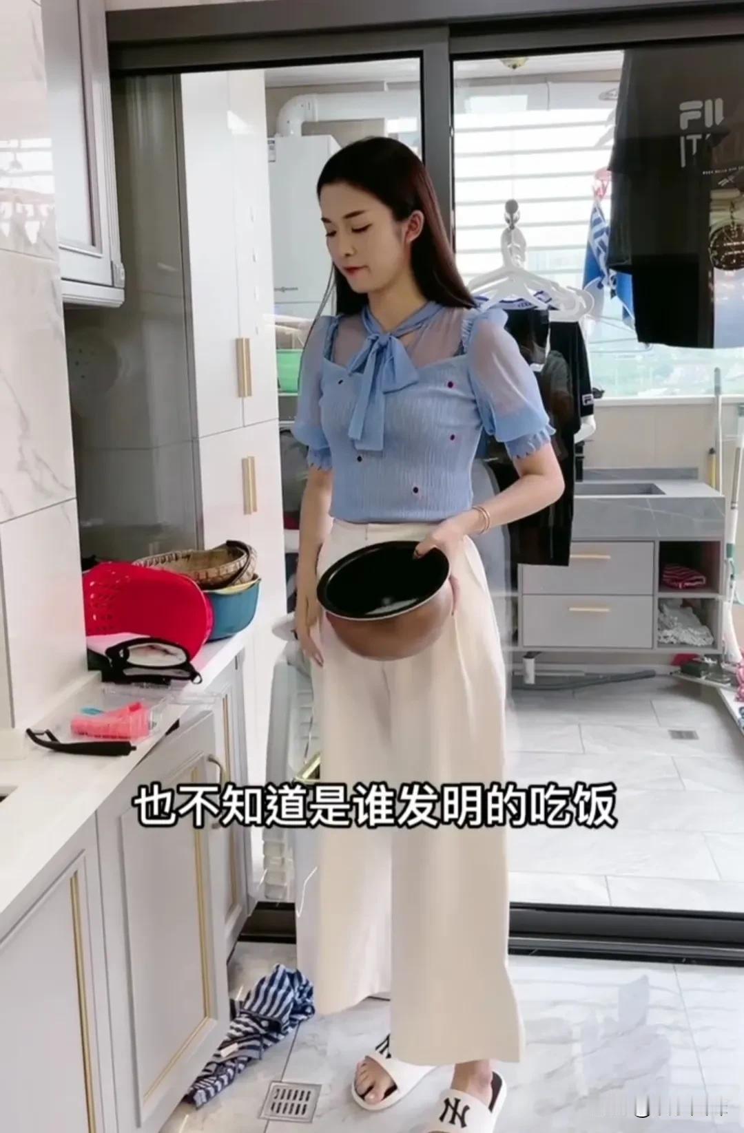 美食博主李凉凉竟然在厨房大吐槽，一日三餐的繁琐让她直呼“心累”？做饭达人也有难念