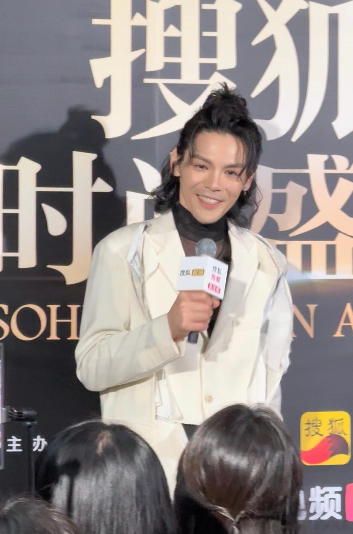 向佐 我很容易自嗨的  向佐大方承认自己“很容易自嗨”，这样的真实不做作，让人好