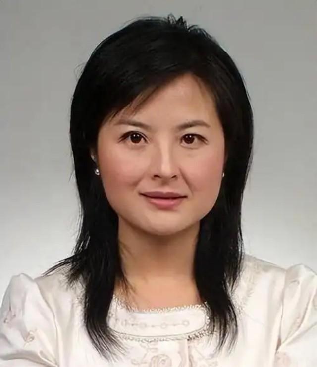 2002年，张泉灵在阿富汗10几天没洗澡，浑身酸臭难受。她突然朝1位阿富汗男人大