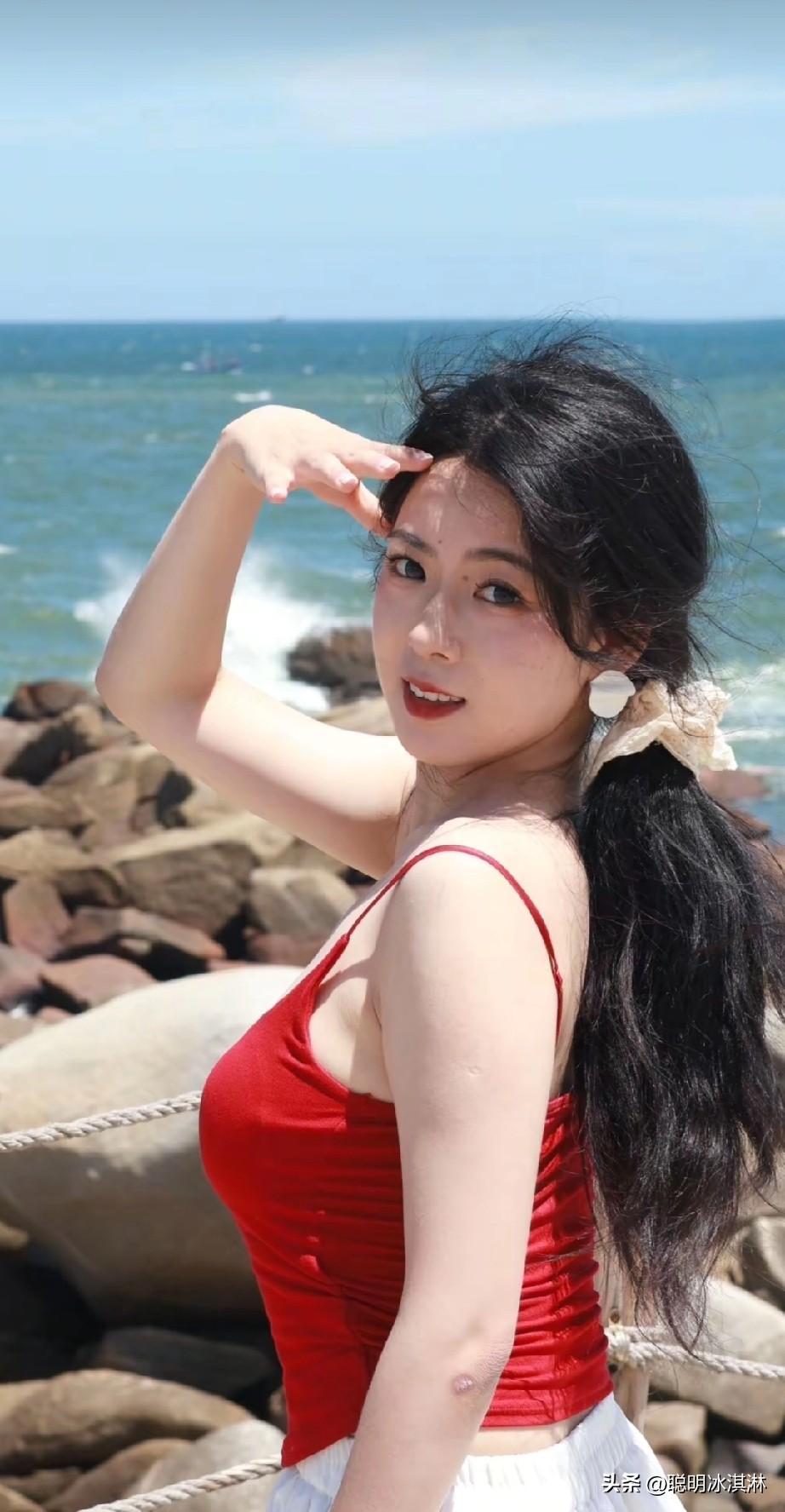 海边少女，红裙飘逸，阳光明媚，海风轻拂