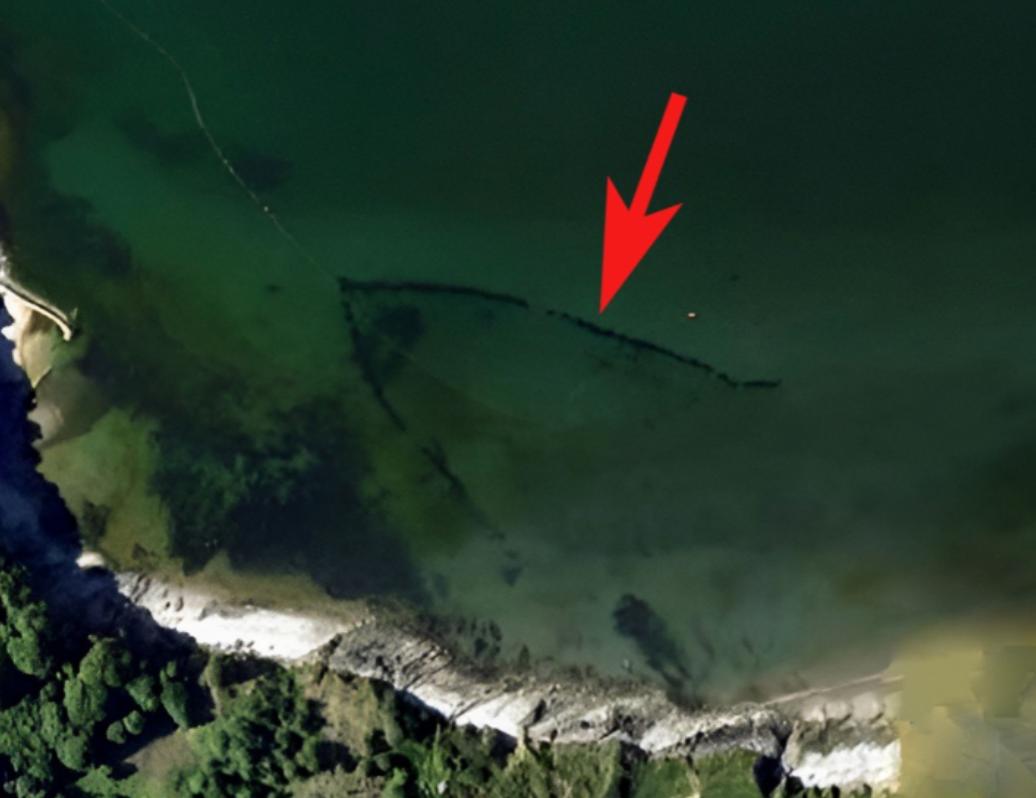 2009年，英国一名男子，正在家中查看卫星地图，突然，他惊讶地发现，在一片海水中