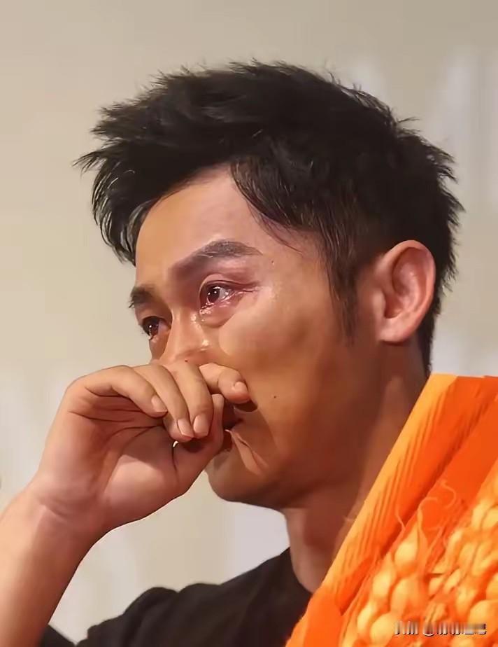47岁李晨，悲痛发文。8月10日下午，演员李晨悲痛发文，他悼念了一位令人敬重的前