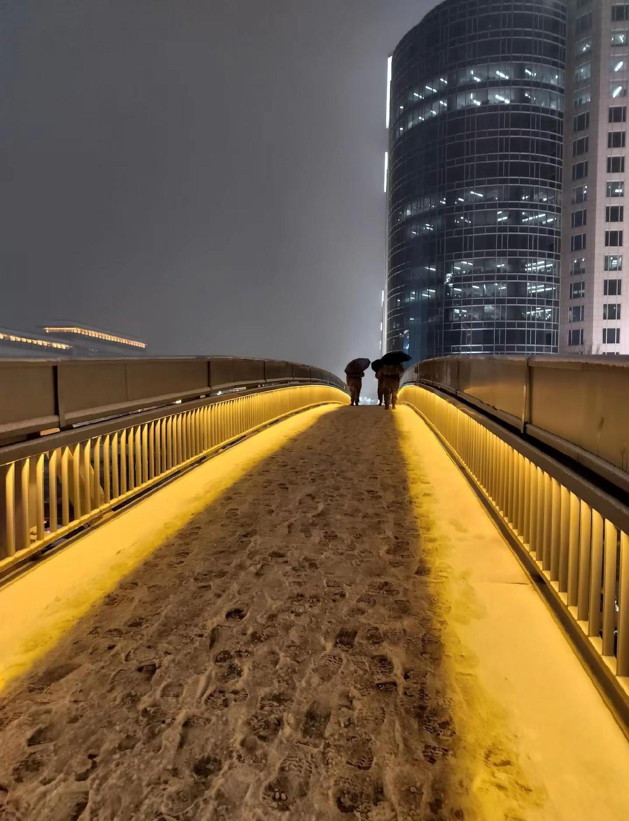 今天北京下了一天的雨夹雪，空气不错！