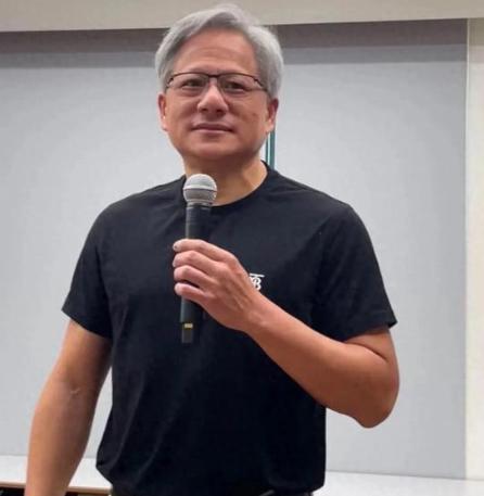 是绝望？是失望？英伟达总裁黄仁勋居然曾对着英国媒体表示，中国将会毫无悬念赢得Ai