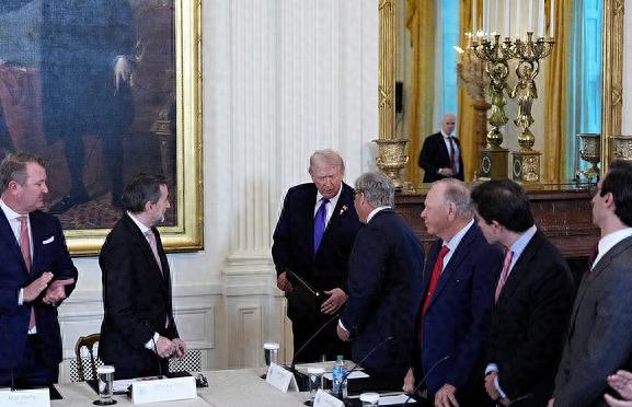 特朗普这波操作真是把“急功近利”写在了脸上，这边美军刚在加勒比海扣下第五艘委内瑞