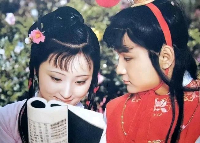 对联真是中华文化里超有魅力的东西，就像这个上联“琴棋书画伴岁月”，特别有韵味。“