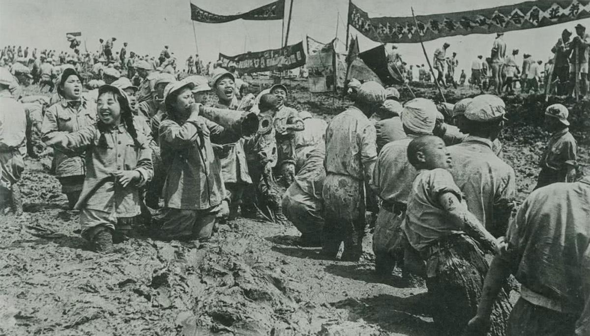 1953年劳模向毛主席敬酒，毛主席愣了一下又问傅作义，这孩子到底是男孩还是女孩呢