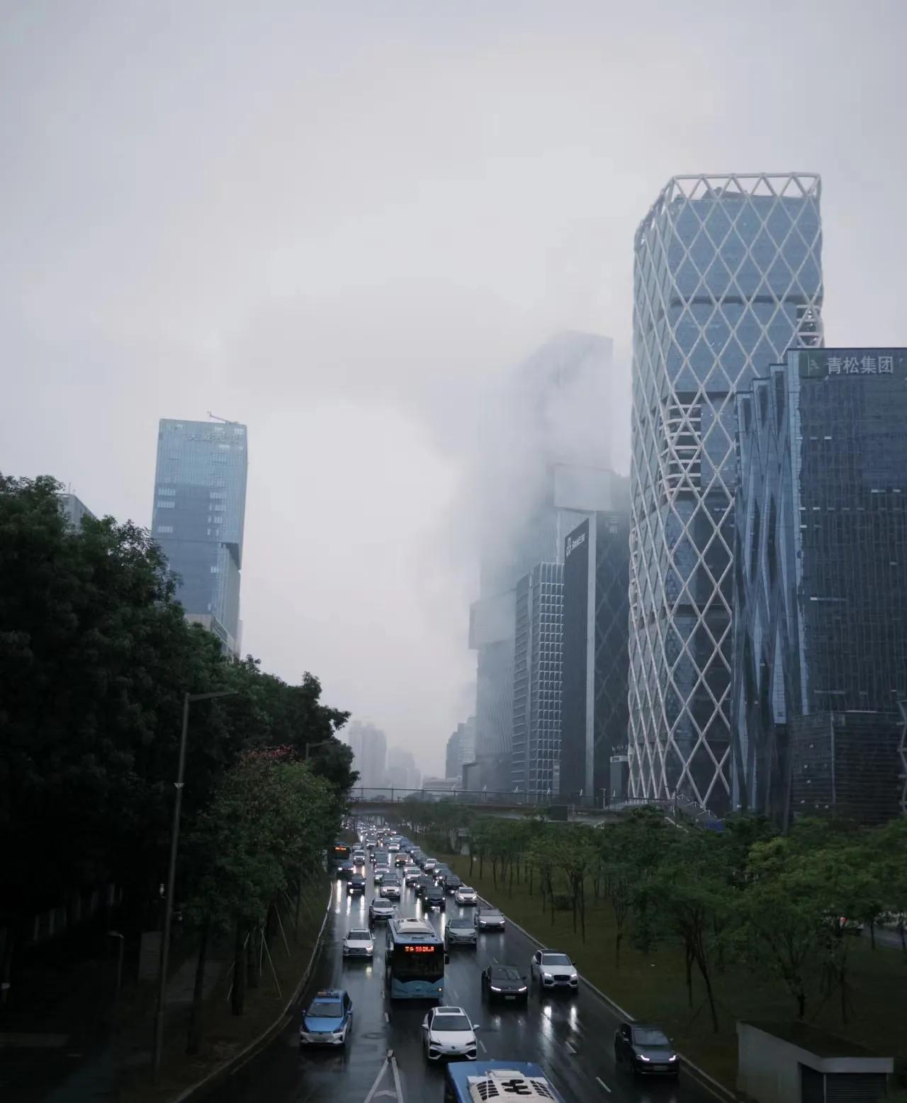 我们这代人只能过苦日子了，经济很难好转，2025年更难，只有22年后才会出现经济