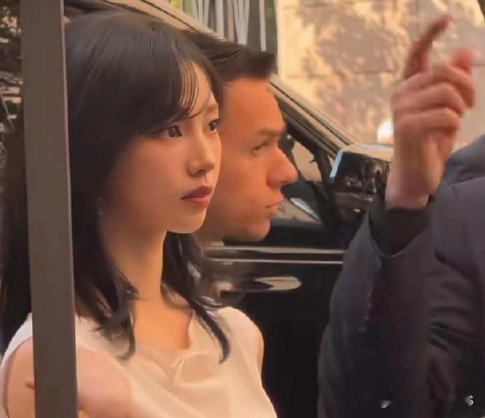 哎一古，智敏这脸蛋真是绝了，巴掌大的小脸上五官长得满满当当，精致得像个洋娃娃！最