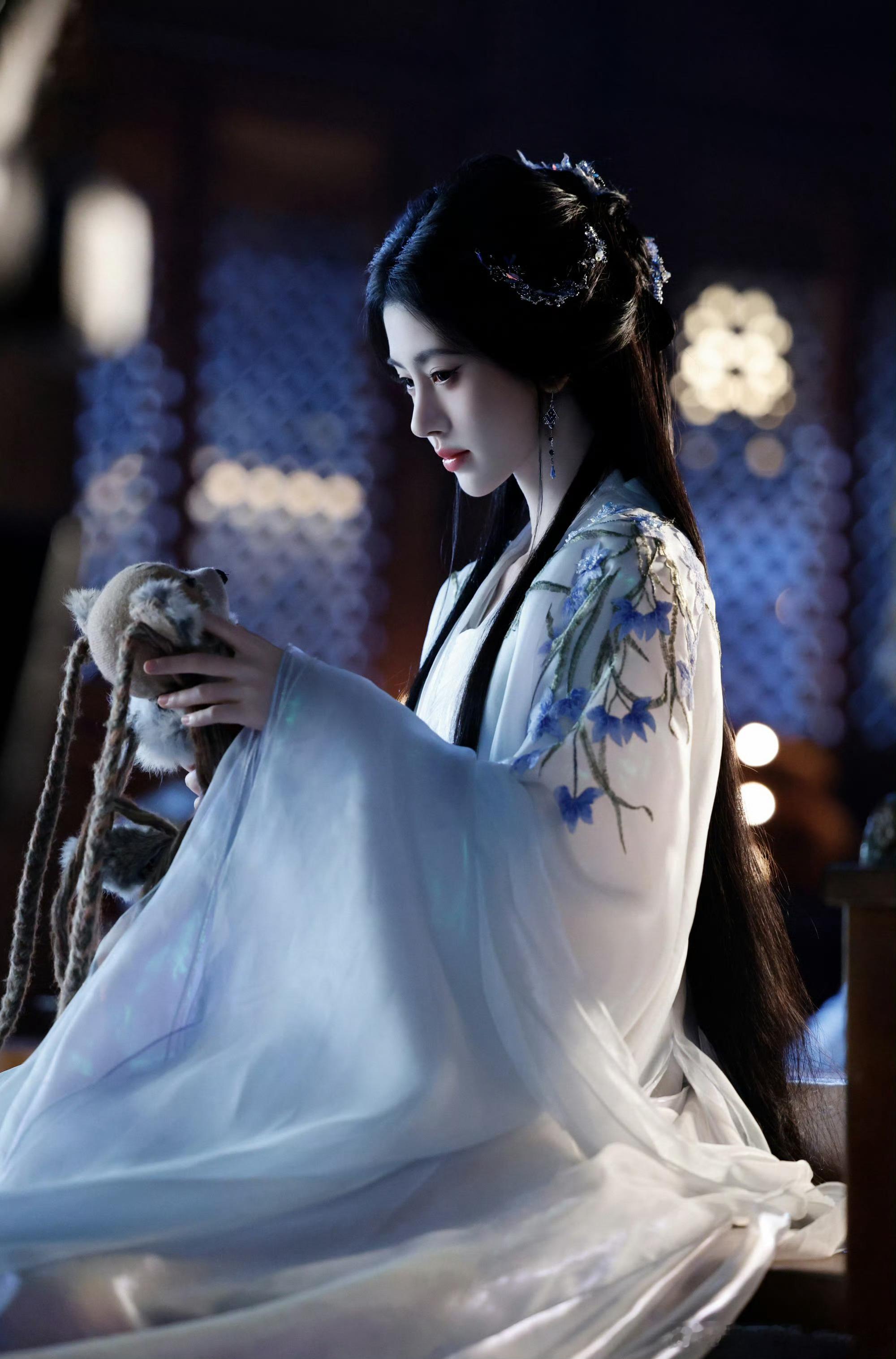 鞠婧祎月白染衣鞠婧祎一袭素衣半面狐心 鞠婧祎月白染衣，一袭素衣，半面狐心。这个美